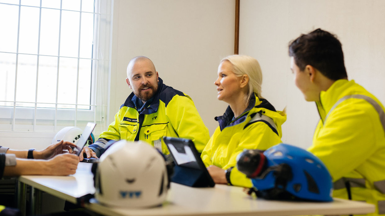 "Tällä porukalla sujuu kaikennäköiset urakat."